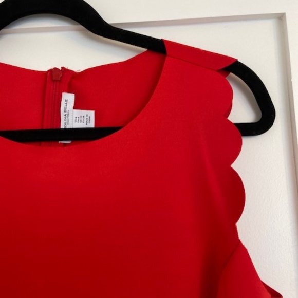 Scalloped Carolina Bell (Montreal) Dress - Picture 3 of 6